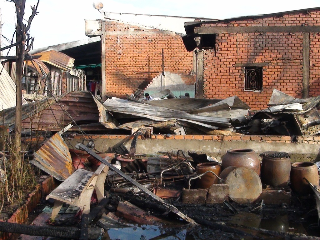 Hiện trường vụ hỏa hoạn đã thiêu rụi hoàn toàn 5 nhà dân