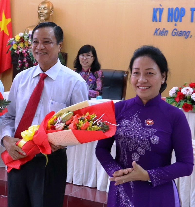 
Bà Đặng Tuyết Em - Phó Bí thư thường trực Tỉnh ủy Kiên Giang được bầu giữ chức danh Chủ tịch HĐND tỉnh khóa IX. Ông Phạm Vũ Hồng cũng tái đắc cử chức danh Chủ tịch UBND tỉnh Kiên Giang, nhiệm kỳ 2016 - 2021. 
