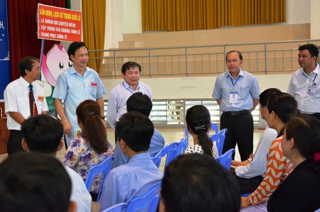 Cụm thi Đồng Tháp hoàn thành công tác chấm thi vào 16/7 - 2 Gặp các cán bộ coi thi tại cụm thi trường ĐH Đồng Tháp, Thứ trưởng Bùi Văn Ga nhắn gửi, cán bộ coi thi ngoài việc tuân thủ qui chế coi thi thì còn trọng trách là đại diện cho xã hội giám sát kỳ thi để kỳ thi diễn ra nghiêm túc, công bằng.