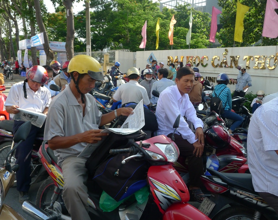 Thí sinh, phụ huynh lỉnh kỉnh đồ đạc về quê - 1
Buổi chiều thi môn Sinh, nhiều phụ huynh đã chuẩn bị đồ đạc lên xe... chờ thí sinh trước cổng trường. (Ảnh: Nguyễn Hành)