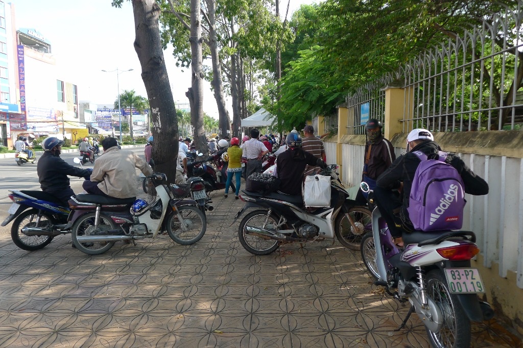 Thí sinh, phụ huynh lỉnh kỉnh đồ đạc về quê - 2 Kỳ thi dù có nhiều thay đổi theo hướng nhẹ nhàng cho thí sinh và phụ huynh nhưng đến buổi thi cuối cùng, phụ huynh và thí sinh đều kiệt sức... (Ảnh: Nguyễn Hành)