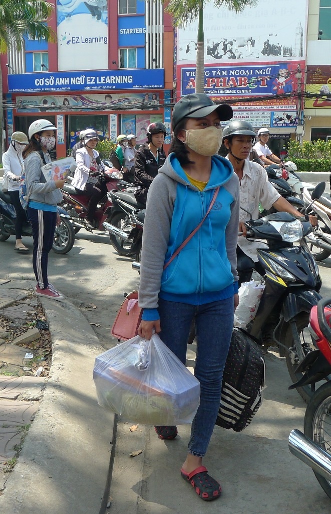 Thí sinh, phụ huynh lỉnh kỉnh đồ đạc về quê - 5 Cũng có nhiều thí sinh lên kinh ứng thí một mình... (Ảnh: Nguyễn Hành)
