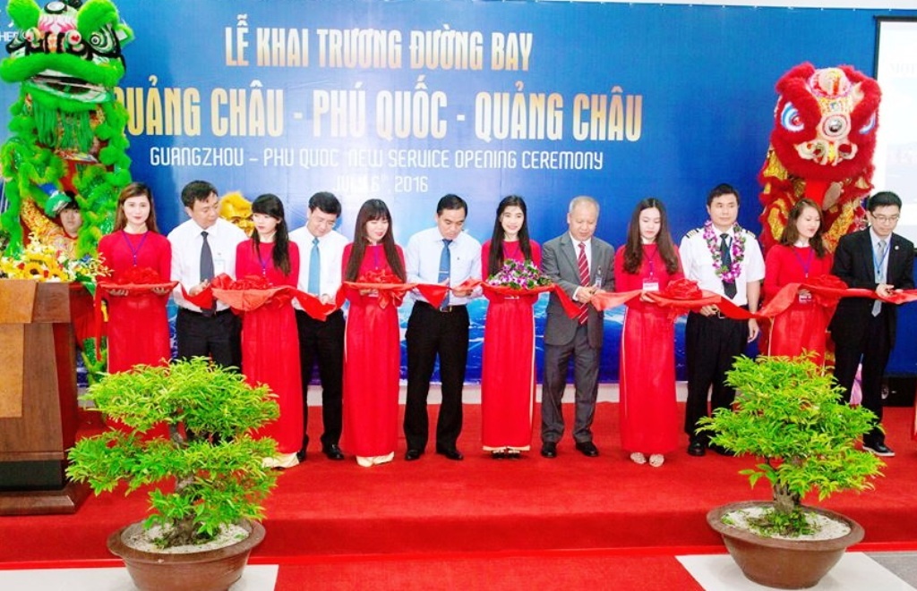 Đã có chuyến bay thẳng từ Quảng Châu đến Phú Quốc - 1 Lãnh đạo huyện Phú Quốc cùng Cảng hàng không quốc tế Phú Quốc phối hợp với hãng hàng không China Southern Airlines cắt băng khai trương đường báy Quảng Châu - Phú Quốc - Quảng Châu