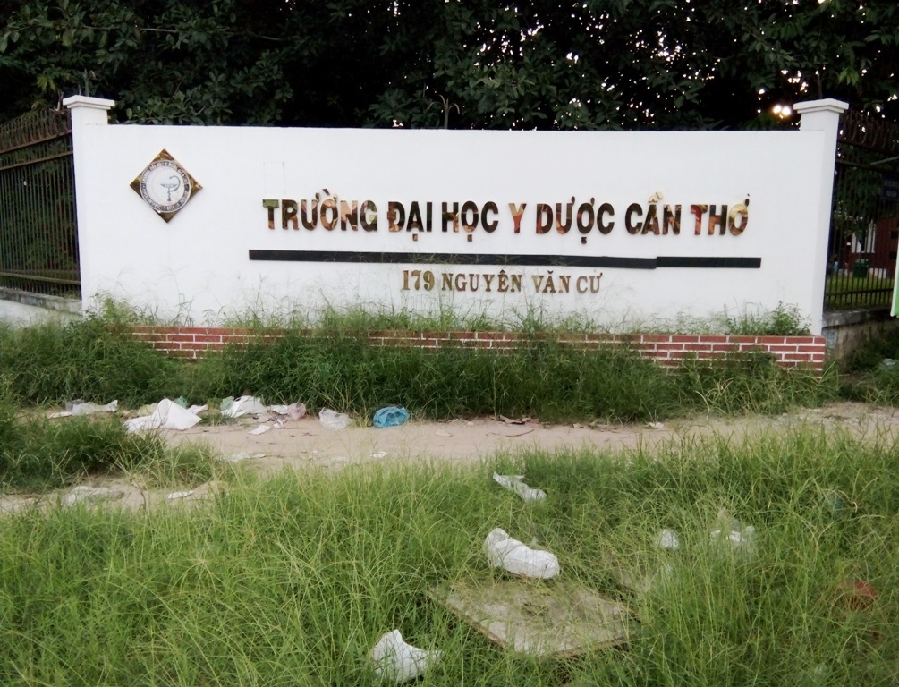 Rác “bao vây” Bệnh viện Đại học Y Dược TP Cần Thơ - 1 Trước bảng hiệu khang trang Trường Đại học Y Dược Cần Thơ nhưng cỏ và rác như thế này (ảnh chụp 7/7)