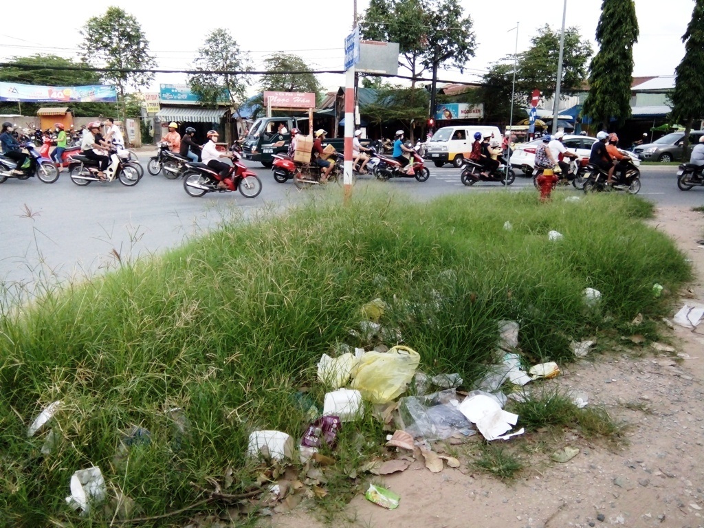 Rác “bao vây” Bệnh viện Đại học Y Dược TP Cần Thơ - 8
Do tuyến hành lang chưa được lát đá nên đây cũng là điều kiện để cỏ và rác hội tụ trên tuyến hành lang Bệnh viện Đại học Y Dược Cần Thơ làm nhiều người đi đường rất tức mắt
