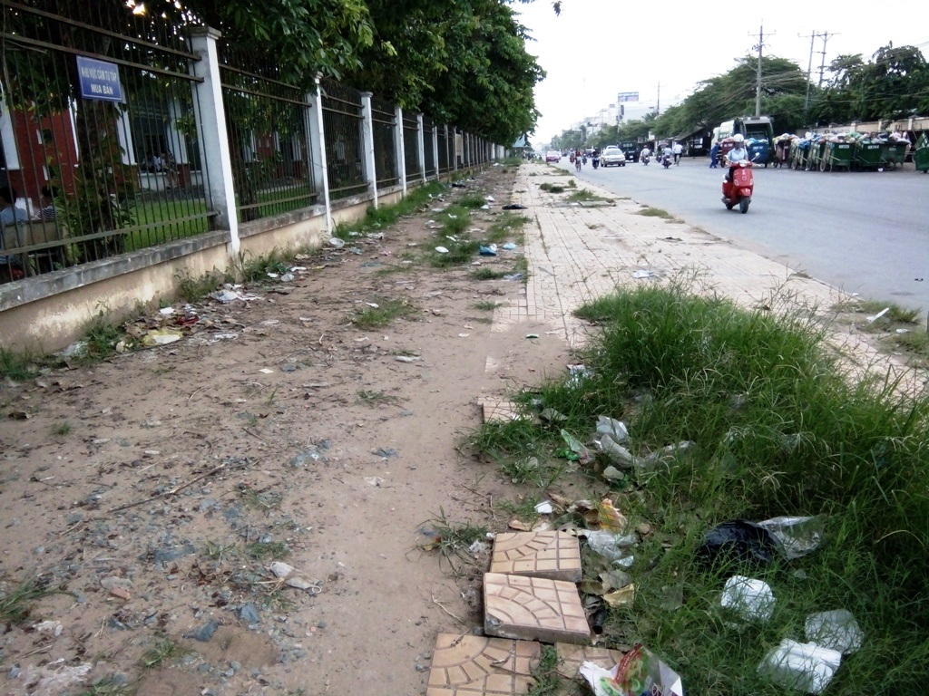 Rác “bao vây” Bệnh viện Đại học Y Dược TP Cần Thơ - 7 Chẳng hiểu sao nhiều năm qua, tuyến hành lang này vẫn còn trơ đất