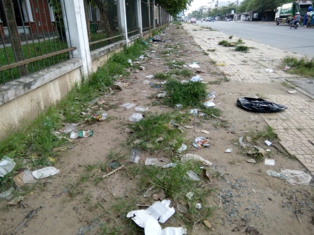 Rác “bao vây” Bệnh viện Đại học Y Dược TP Cần Thơ - 3 Tuyến hành lang bên hong Bệnh viện đường Trần Bạch Đằng ngập rác như thế này