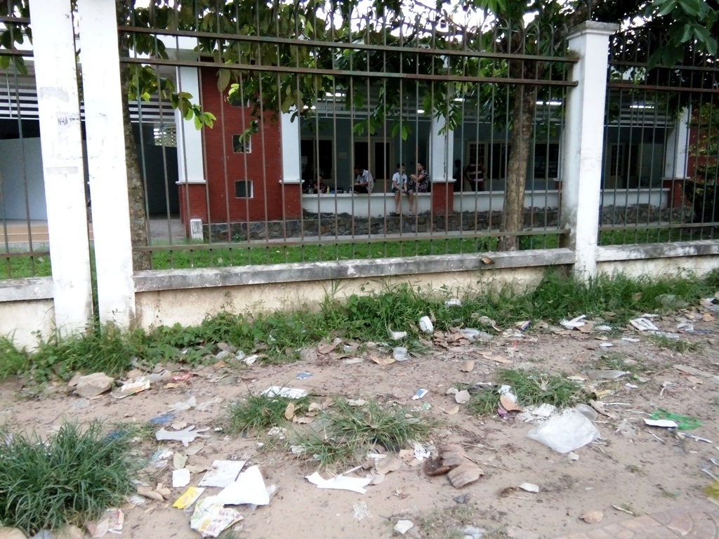 Rác “bao vây” Bệnh viện Đại học Y Dược TP Cần Thơ - 4 Đủ loại rác... và số rác này đã tồn tại khá lâu