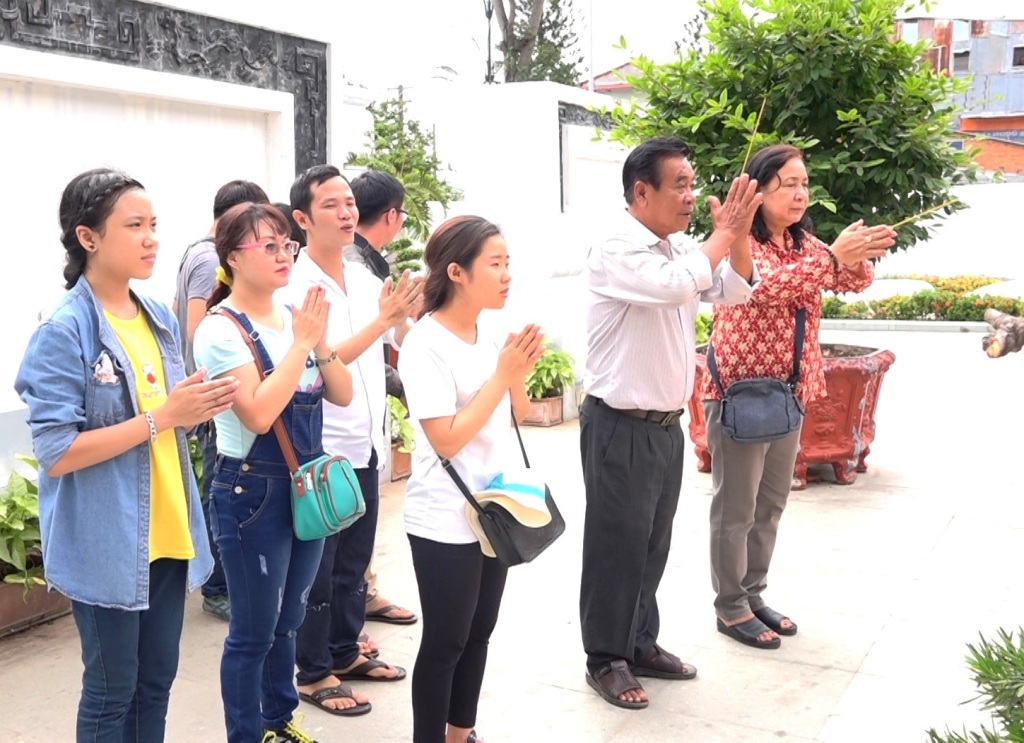 Long trọng kỷ niệm 187 năm ngày mất danh thần Thoại Ngọc Hầu - 2 Rất đông người dân đến dâng hương tưởng nhớ công lao đóng góp của danh thần đối với vùng đất Nam Bộ