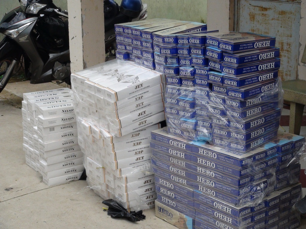 Thấy công an, dân buôn bỏ 3.750 gói thuốc lá lậu chạy thoát thân - 1 Các đối tượng bỏ lại 3.750 gói thuốc lá ngoại nhập lậu hiệu Hero, Jet và Nelson