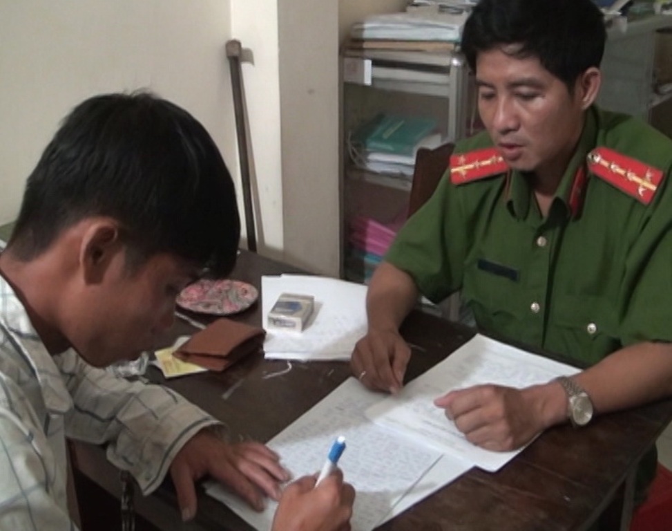 Dọa đầu độc bể nuôi lươn, một thanh niên bị đâm chết - 1 Đối tượng Vũ sau khi gây án đến công an đầu thú