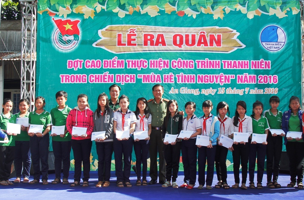 Gần 800 triệu đồng của tuổi trẻ An Giang giúp dân xây dựng nông thôn mới - 5
Dịp này, BTC còn tặng 160 suất học bổng, trị giá 130 triệu đồng cho học sinh nghèo học giỏi