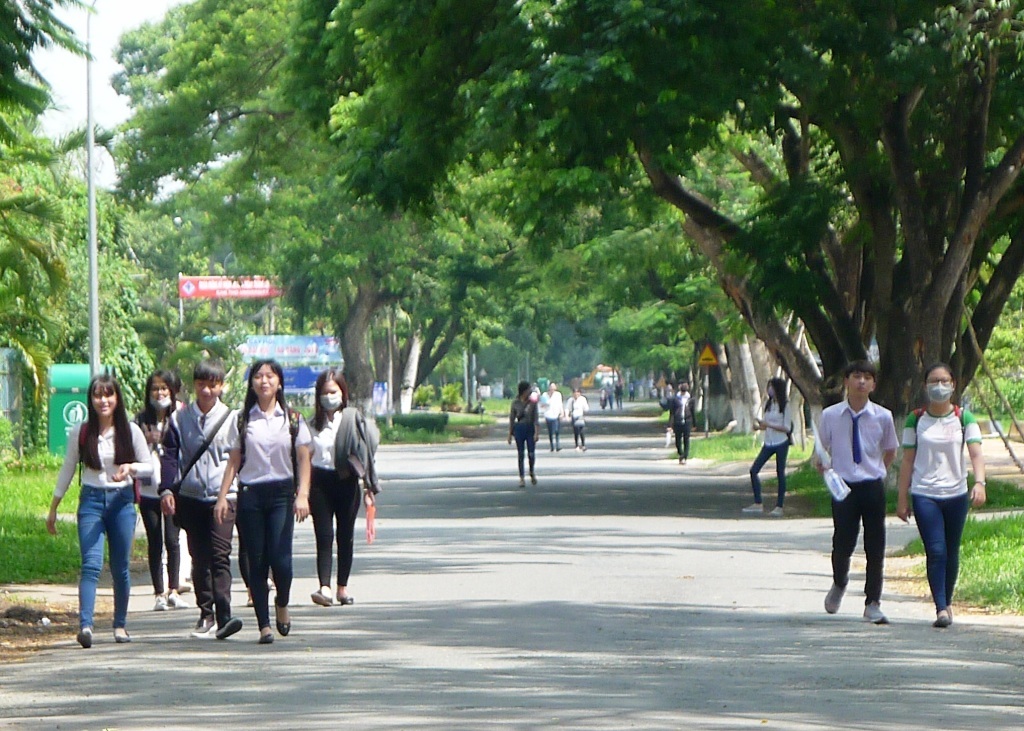 Nhìn chung điểm thi năm nay ở các cụm thi trong cả nước tỷ lệ điểm 9, 10 thấp. Trong ảnh: Thí sinh dự thi tại trường ĐH Cần Thơ.