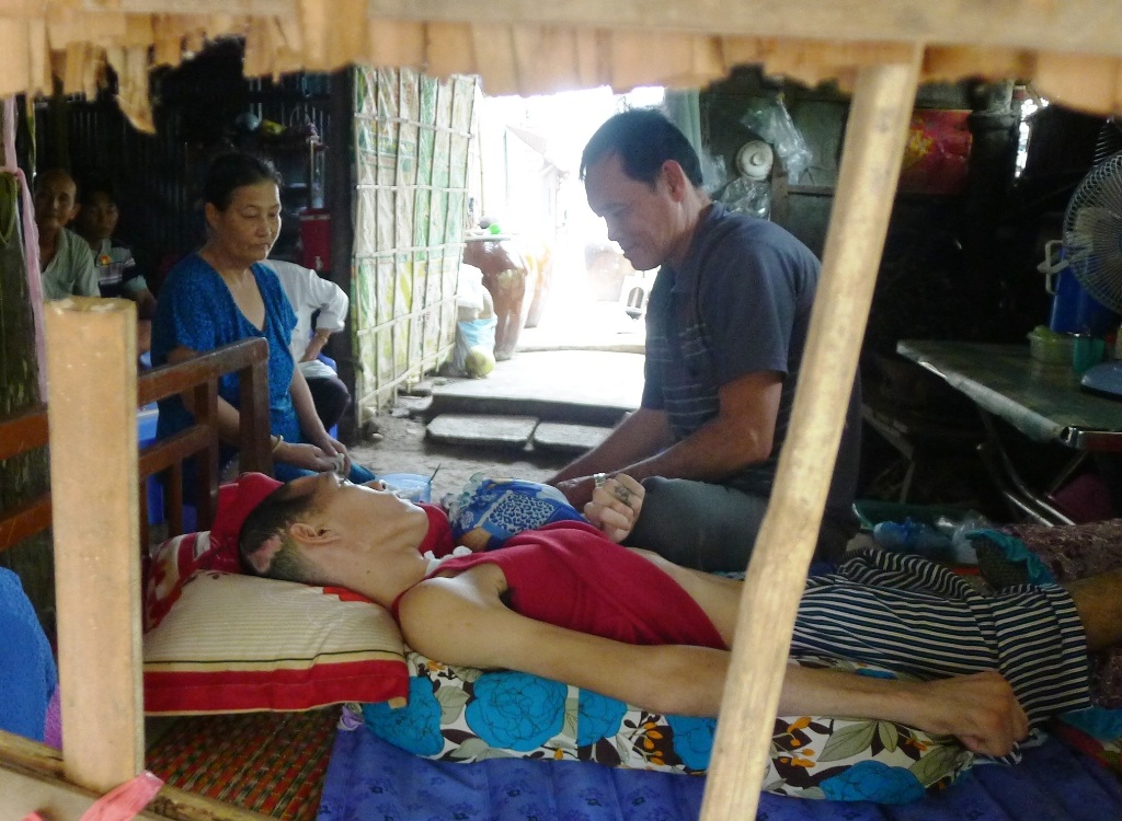 "Nghe tiếng kêu đau của vợ con, tôi thấy mình ngã quỵ" - 1
Trước khi vợ và đứa con trai duy nhất bị bệnh, cựu chiến binh Nguyễn Văn Điệp vẫn đến các kho gạo để làm công nhân lo cho cuộc sống