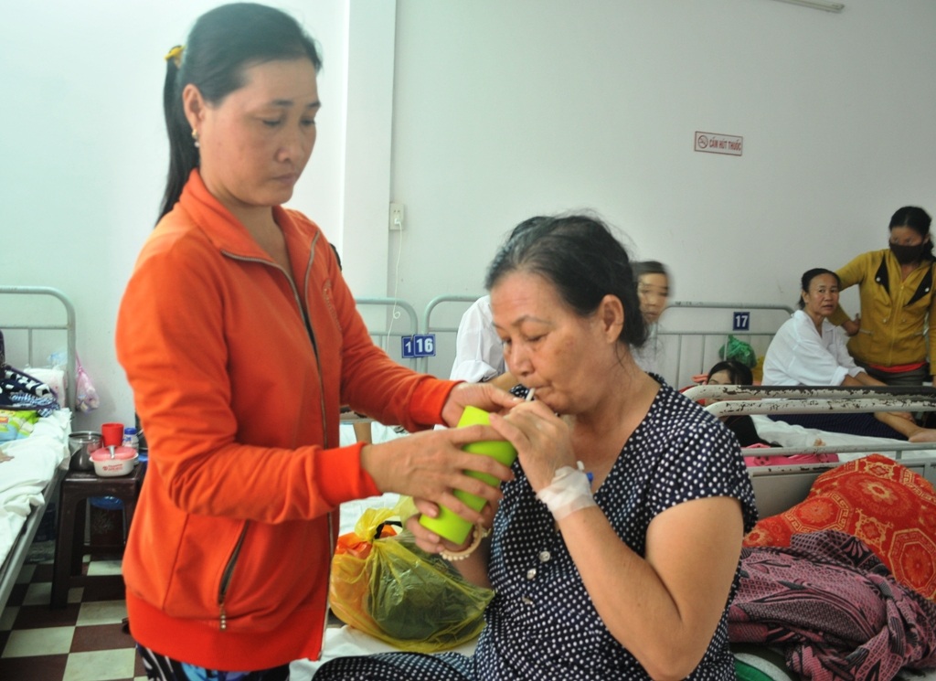 "Nghe tiếng kêu đau của vợ con, tôi thấy mình ngã quỵ" - 2
Hiện bà Đẹp đã được các bác sĩ Bệnh viện Ung Bướu TP Cần Thơ vô hóa chất lần đầu