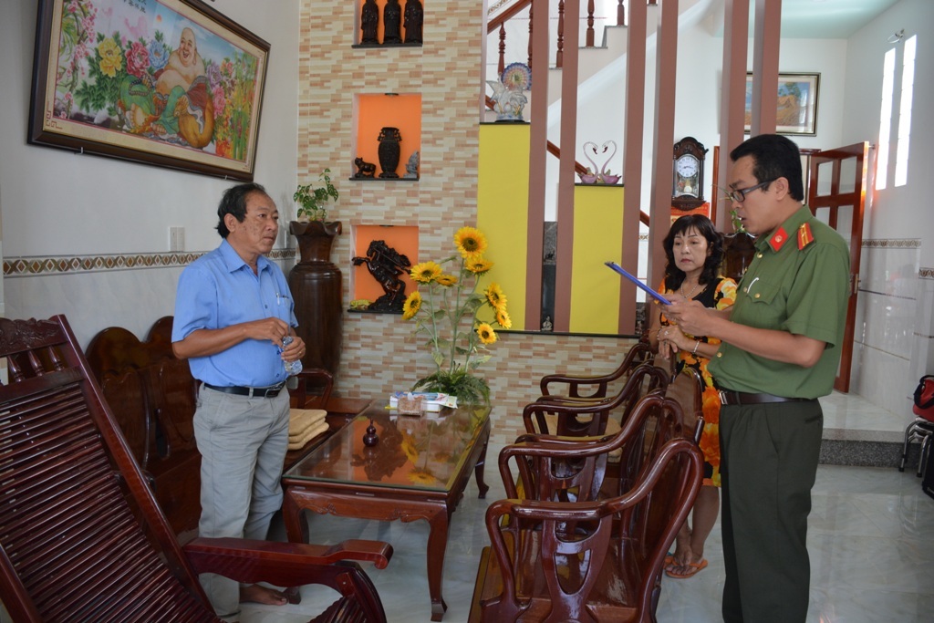 Cơ quan chức năng đọc lệnh bắt tạm giam bị can Dương Thành Nỉ - nguyên Giám đốc Bệnh viện đa khoa khu vực Tháp Mười.