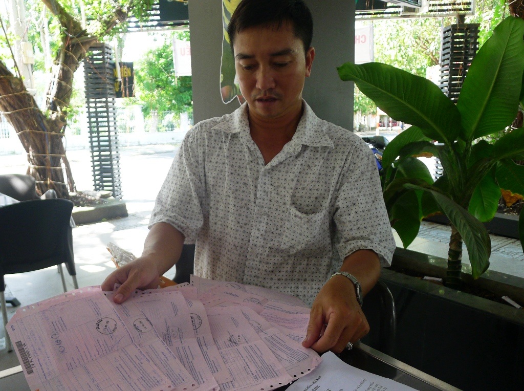 Cò bán đất chiếm luôn đất, chuyện lạ tại Kiên Giang! - 1 Ông Nguyễn Thanh Tuấn chìa ra cho PV xem những biên lai mà ông đã gửi hồ sơ khiếu nại đến các cơ quan chức năng từ năm 2009 đến nay