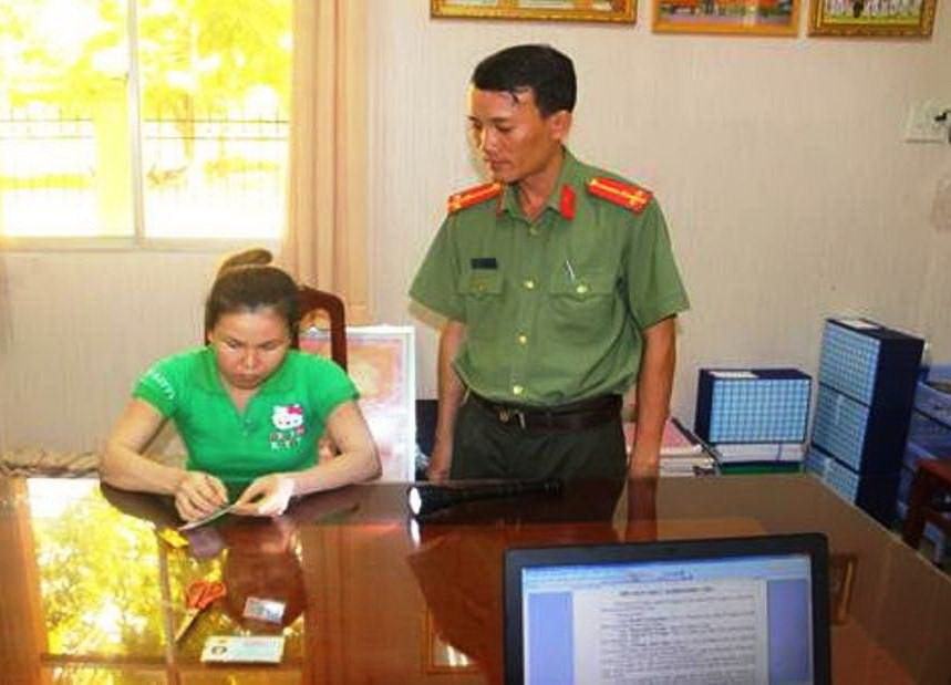 Được cấp hộ chiếu nhờ chứng minh nhân dân giả - 1 Bị can Thanh Thúy đang thực nghiệm lại hành vi làm giả chứng CMND