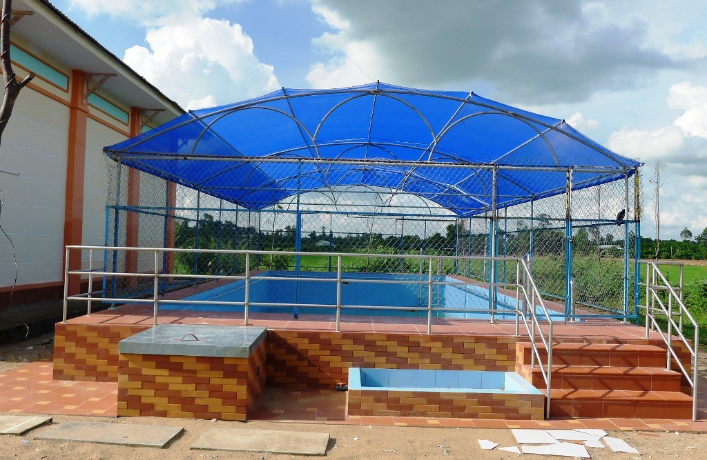 An Giang đưa môn bơi vào dạy chính khóa trong môn thể dục - 1 Tổng chi phí đầu tư cho một hồ bơi kiên cố như thế này trên 500 triệu đồng nên nhiều địa phương, cơ sở giáo dục khó lòng thực hiện được.