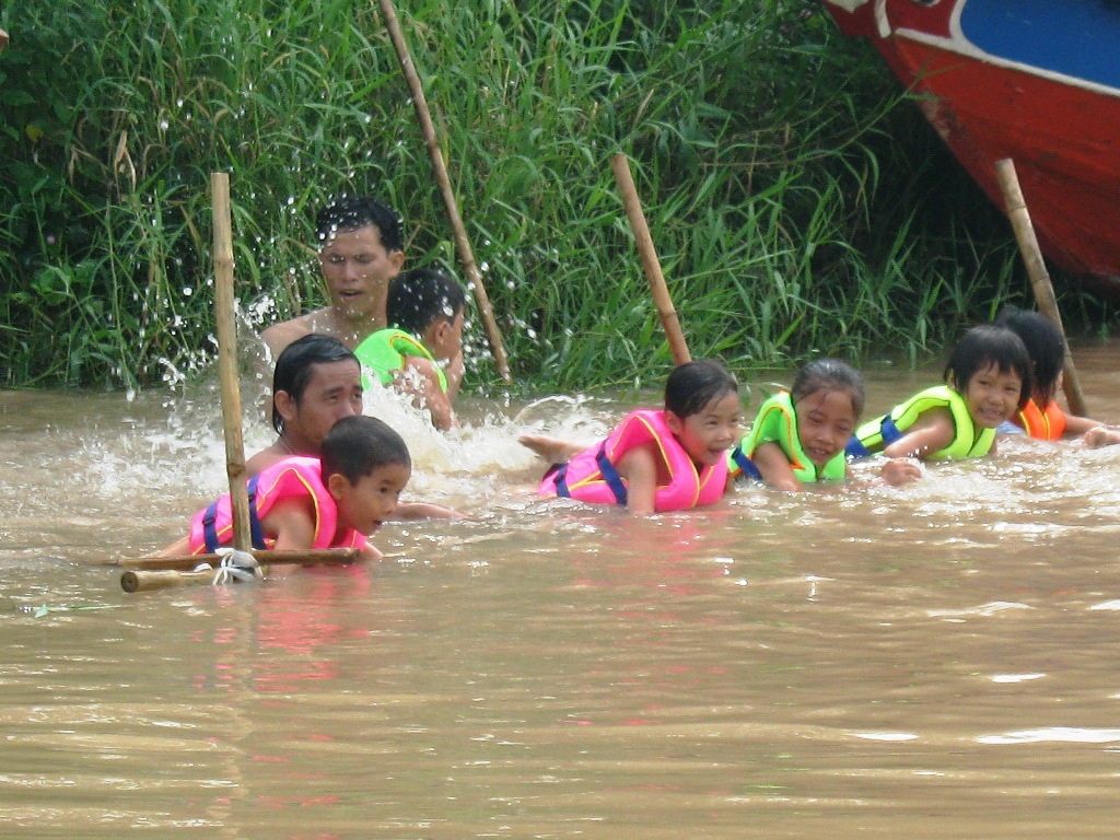 An Giang đưa môn bơi vào dạy chính khóa trong môn thể dục - 2
Vì tính cấp thiết của môn dạy bơi cho trẻ, nhất là vùng sông nước miền Tây, nhiều trường tại miền Tây tổ chức dạy bơi cho trẻ như thế này hoặc làm lồng bè dưới sông để dạy bơi.