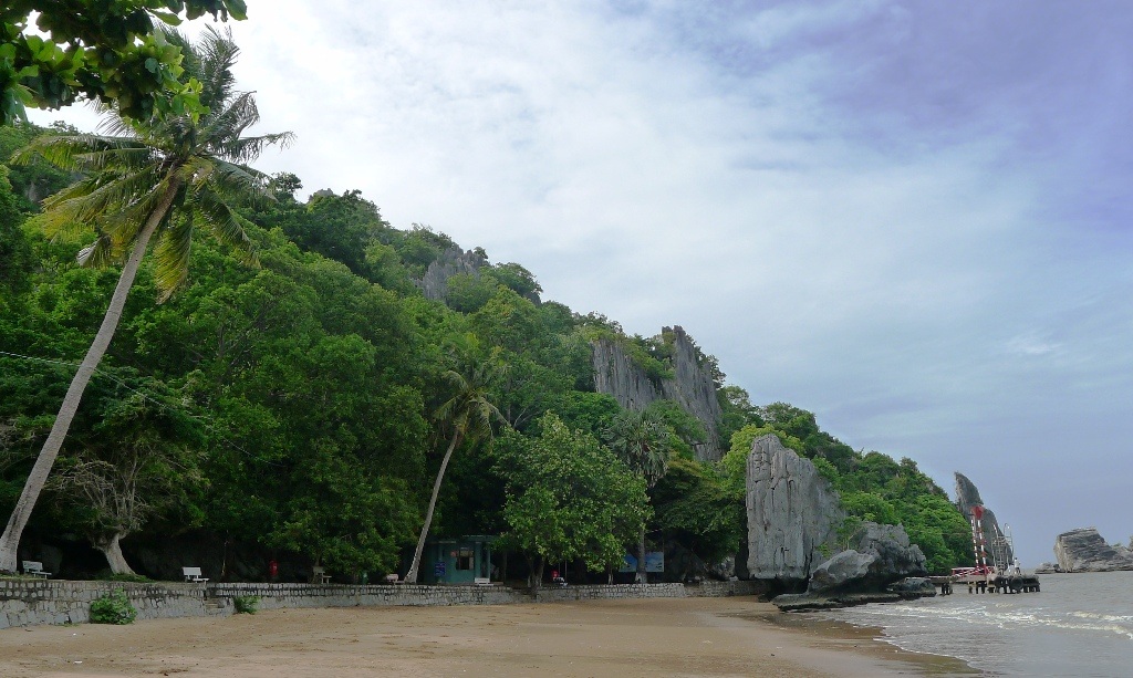 Bãi biển trước Chùa Hang