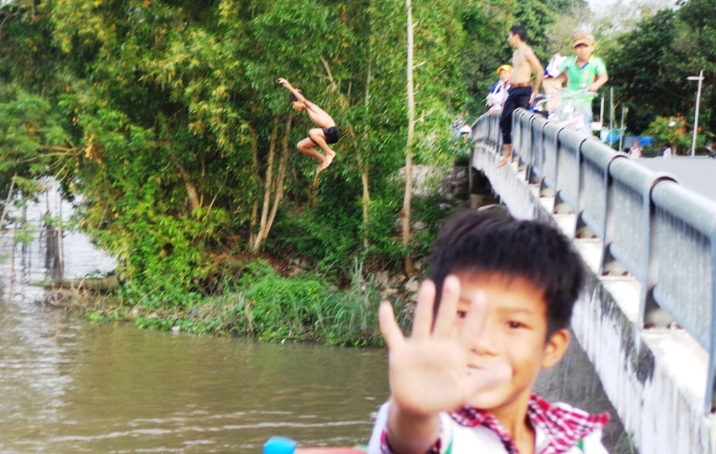 Ngành giáo dục vùng sông nước nỗ lực dạy bơi cho học sinh - 2 Những ngày nắng nóng, nhiều em học sinh miền Tây còn bạo gan tắm sông theo kiểu đầy nguy hiểm như thế này. Nguyên nhân vì không có hồ bơi, một phần vì cha mẹ và nhà trường chưa quản lí được các em khi các em rời khỏi trường, khỏi nhà.