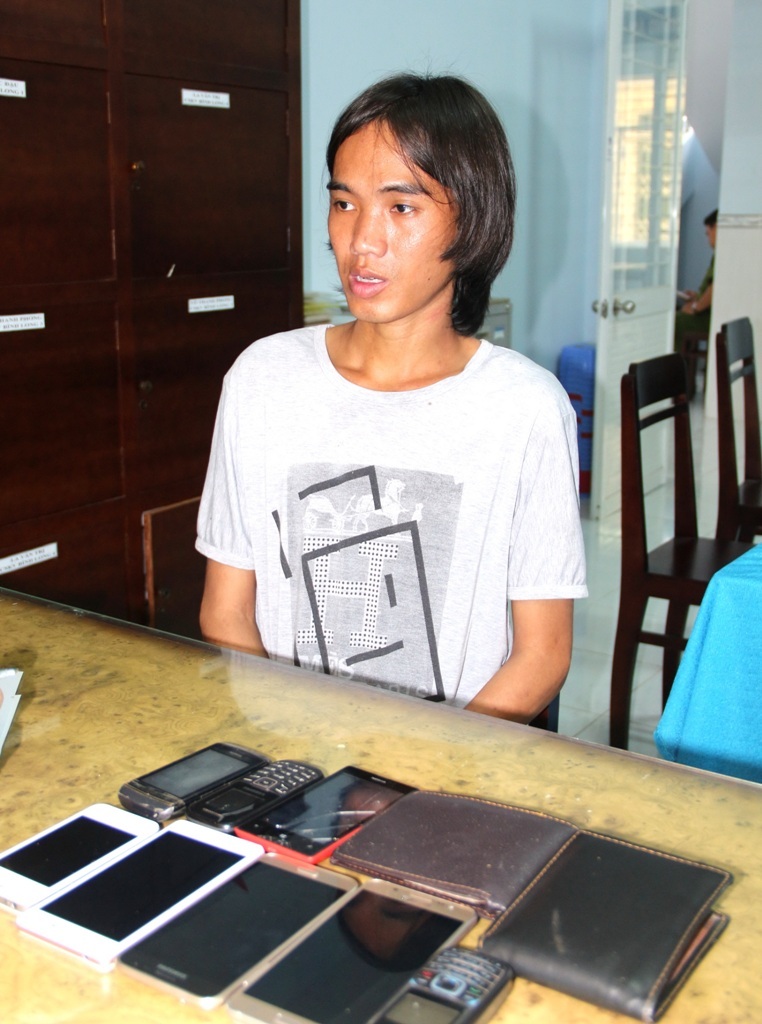 
Đối tượng Thắng cùng tang vật tại cơ quan điều tra
