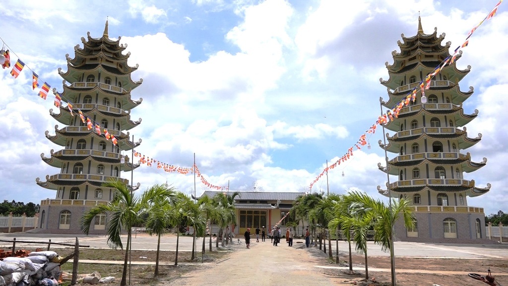 Nhà sư 87 tuổi xây nghĩa trang 14 tỷ đồng cho người nghèo - 2 Hai tháp cao sừng sững này là nơi lưu tro cốt của người quá cố sau khi hỏa táng