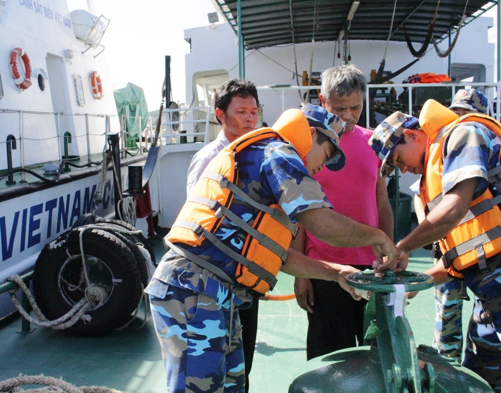 Lực lượng chức năng niêm phong số dầu bị bắt giữ trên tàu TAKUZAN 111 vào ngày 22/7