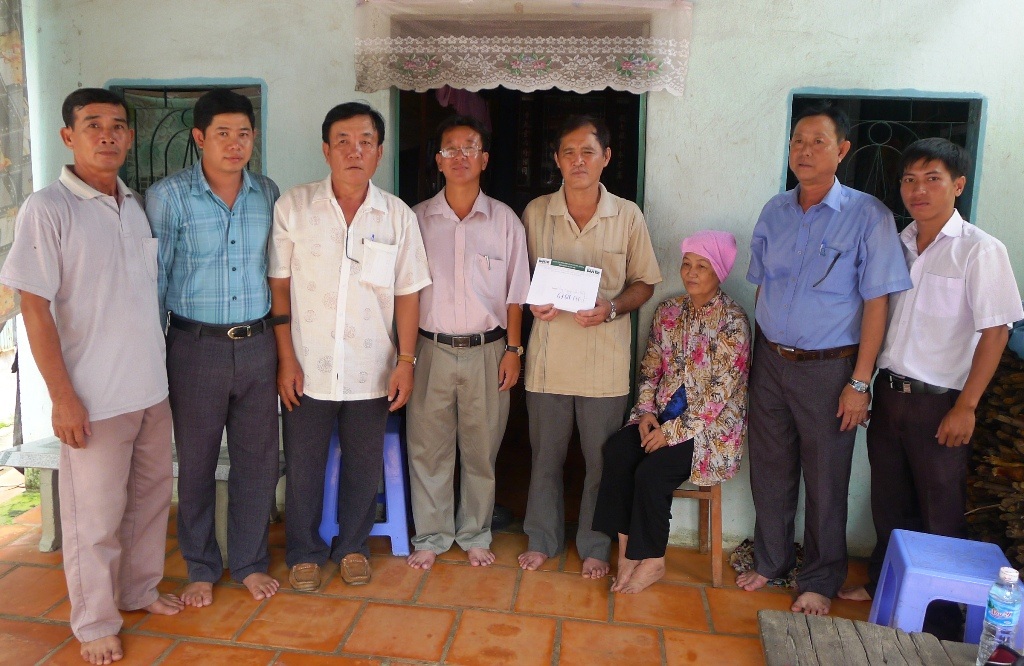 
Đại diện bạn đọc Dân trí, ông Chung Huệ Đức - Phó Chủ tịch UBND xã Trung Hưng trao tới gia đình ông Nguyễn Văn Điệp số tiền 67.600.000 đồng (ông Đức là người đeo kính)
