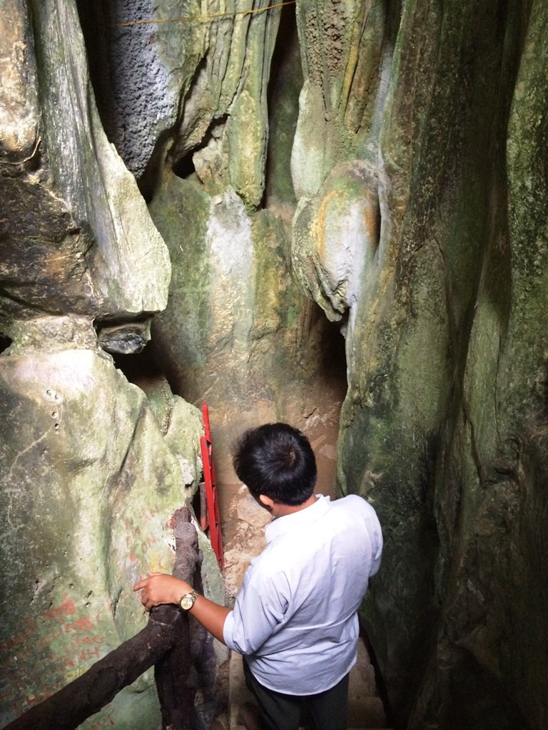 Lá»i vÃ o tuy nhá» nhÆ°ng vÃ o sÃ¢u bÃªn trong cÃ³ nhiá»u khoáº£ng trá»ng rá»ng, Äáº·c biá»t lÃ  cÃ³ nhiá»u hÃ¬nh ká»³ thÃº do táº¡o hÃ³a táº¡o nÃªn