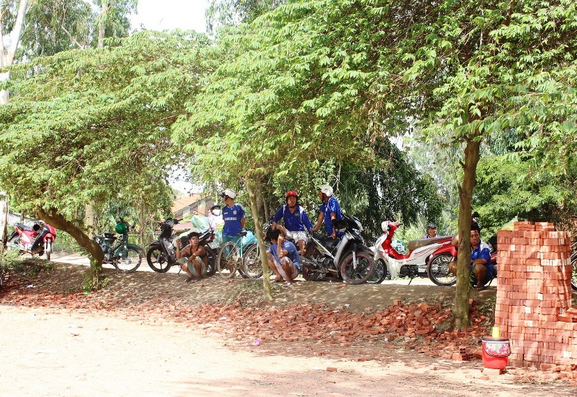 Sà lan chở 73 tấn đất bị chìm, 2 người bị nước cuốn mất tích - 2 Sà lan chở 73 tấn đất bị chìm, 2 người bị nước cuốn mất tích - 2