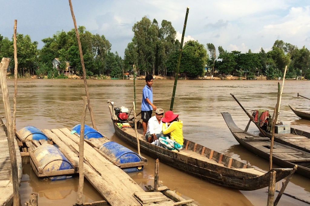 Anh Tú tranh thủ nước lũ chưa về nên dùng chiếc ghe này chở khách qua sông An Khánh, mỗi buổi kiếm vài trăm ngàn sinh sống