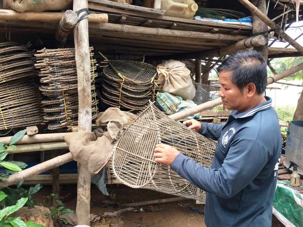 Ông Huỳnh Văn Gừng cho biết, mùa lũ năm nay chưa biết lớn nhỏ thế nào nhưng đã đóng 8 triệu đồng để chờ nước lên là đi đặt lợp tôm bên Campuchia. Nếu lũ nhỏ xem như ông mất trọn 8 triệu đồng