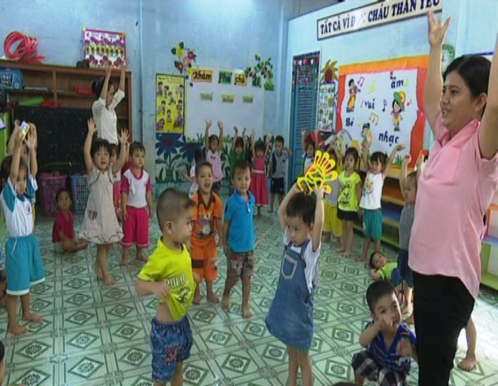 Do thiếu phòng học nên có nhiều lớp Mầm non thu nhận từ 42 đến 60 em học sinh.