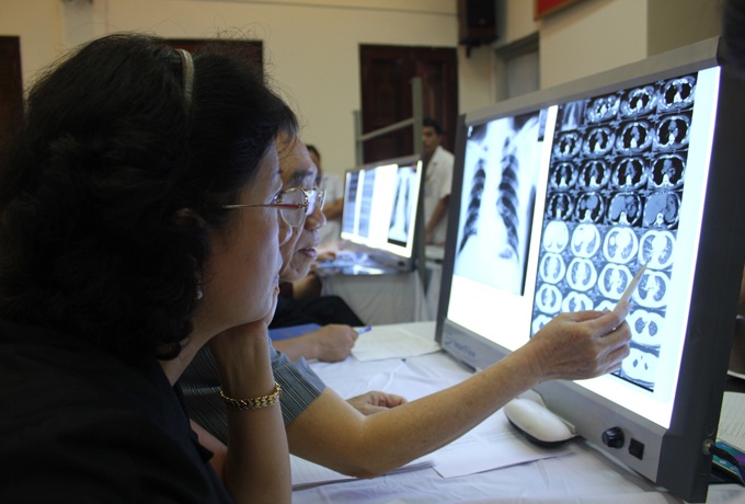 “Truy” bằng chứng về việc sử dụng tấm lợp fibro xi măng gây ung thư - 1 PGS.TS Trần Thị Ngọc Lan - chuyên gia cao cấp về bệnh nghề nghiệp - Bộ Y tế (bìa trái) tham gia Hội đồng hội chẩn năm 2015.