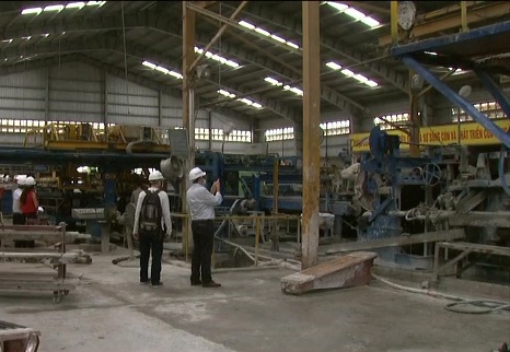 Làm rõ khả năng ảnh hưởng đến sức khỏe của amiang trắng - 1
Với dây chuyền sản xuất tấm lợp fibro ximăng khép kín, ở khâu trộn nguyên liệu, xeo cán sản phẩm, tỷ lệ bụi amiang trong xưởng vẫn dưới ngưỡng quy định của Bộ Y tế.