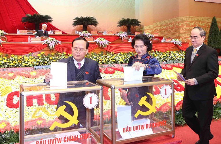 Tuần này, Quốc hội sẽ có nữ Chủ tịch đầu tiên trong lịch sử? - 1 Sau Đại hội lần thứ 12 của Đảng vừa qua, bà Nguyễn Thị Kim Ngân (giữa) là người duy nhất được Trung ương giới thiệu ứng cử chức vụ Chủ tịch Quốc hội.