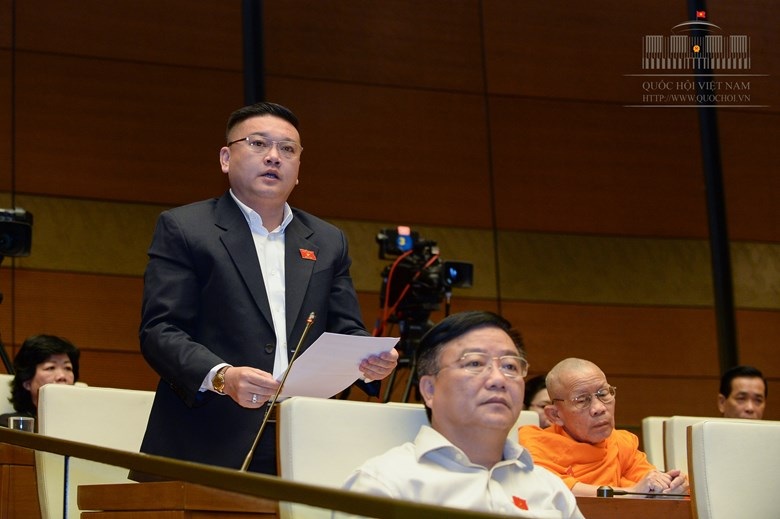 Hàng ngàn câu hỏi truy trách nhiệm, câu trả lời rất ít - 1 Đại biểu Trần Khắc Tâm phát biểu tại hội trường (ảnh: Quochoi.vn).
