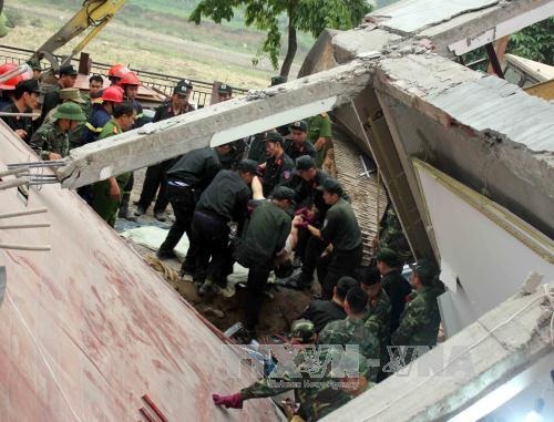 Yêu cầu xử lý trách nhiệm vụ sập nhà 5 tầng làm 3 người chết - 1
Lực lượng cứu hộ tìm kiếm được một nạn nhân trong đống đổ nát. Ảnh: Quốc Đạt - TTXVN.
