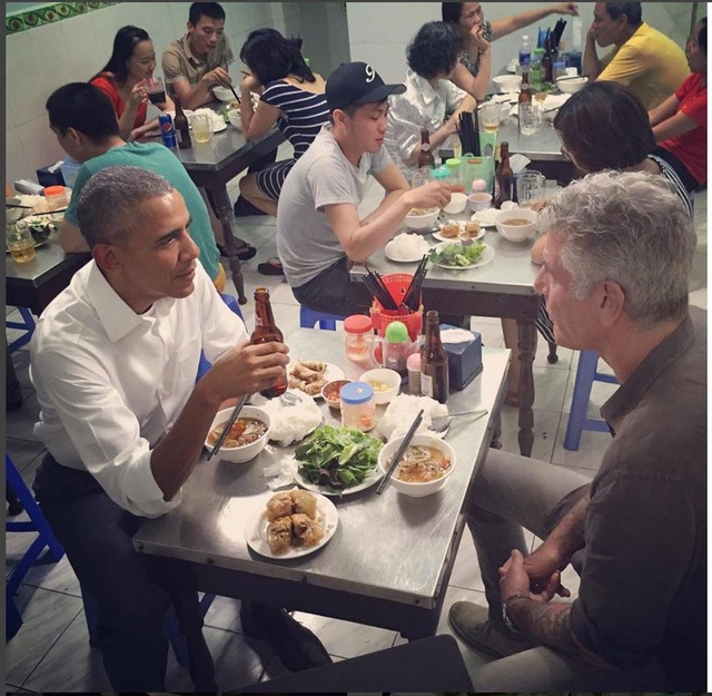 40 giờ ấn tượng của Tổng thống Obama tại Hà Nội - 8
Tổng thống Mỹ thưởng thức một suất bún chả đặc biệt cùng người đầu bếp riêng tại một quán ăn bình dân lâu đời trên phố Lê Văn Hưu. Người đứng đầu Nhà Trắng chia sẻ sau đó là sự thân thiện, tình cảm của người dân Việt Nam đã chạm tới trái tim ông, ông cảm nhận rất rõ điều đó (Ảnh: Athonybourdain Istagram).