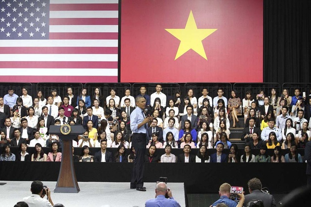 Toàn cảnh chuyến thăm Việt Nam của Tổng thống Obama - 8
Diễn thuyết trước các thủ lĩnh trẻ của Việt Nam, Tổng thống Mỹ nhắc đến những Sơn Tùng, Trần Lập với khát vọng đường tới ngày vinh quang. (Ảnh: Công Quang)