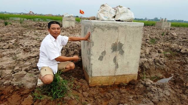 Phó Thủ tướng lệnh làm rõ vụ trụ điện “bê tông trộn đất” - 1 Trụ điện không đảm bảo chất lượng được phát hiện ở Nam Định.