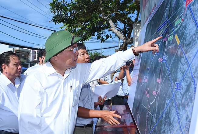 Thủ tướng sốt ruột vì mất 1 triệu tấn thóc do hạn mặn - 2 Thủ tướng khảo sát tuyến đường 918.