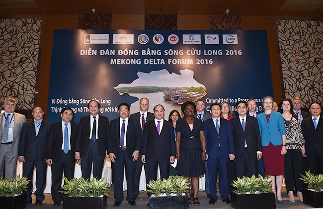 Thủ tướng: Tuyệt đối không để nông sản Việt vô danh, bị “gán mác” ngoại - 2 Diễn đàn Đồng bằng sông Cửu Long 2016 đặt ra vấn đề lớn về ứng phó với biến đổi khí hậu.