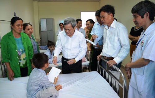 Thêm 3 Chủ tịch tỉnh được Thủ tướng phê chuẩn chức vụ - 1 Ông Nguyễn Tử Quỳnh (giữa ảnh) được phê chuẩn làm Chủ tịch UBND tỉnh Bắc Ninh.