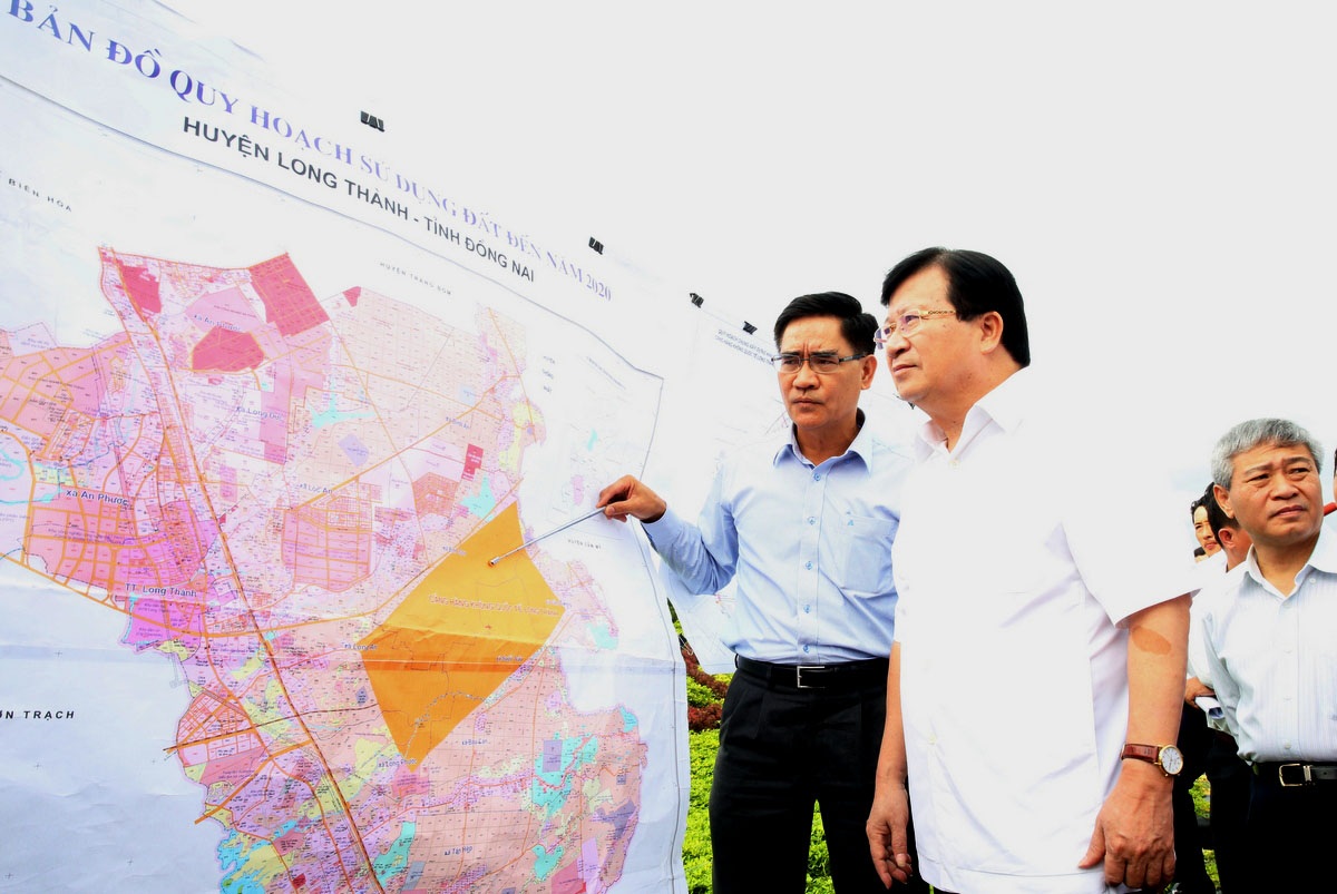 Tháo gỡ vướng mắc để kịp khởi công sân bay Long Thành vào năm 2019 - 1 Phó Thủ tướng Trịnh Đình Dũng nghe báo cáo việc triển khai dự án sân bay Long Thành tại tỉnh Đồng Nai.