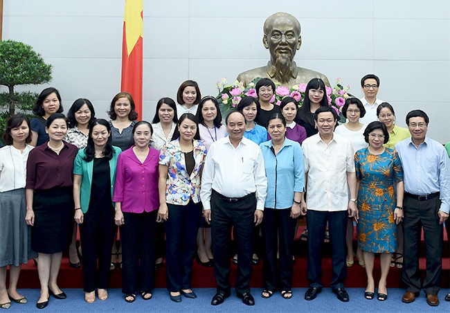 Thủ tướng yêu cầu chú trọng vấn đề phụ nữ khởi nghiệp - 2 Thủ tướng, các Phó Thủ tướng chụp ảnh lưu niệm cùng các đại diện Hội Liên hiệp phụ nữ Việt Nam.