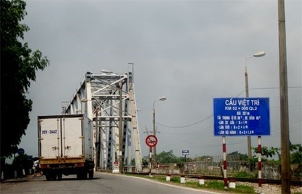 Yêu cầu tái lưu thông cầu Việt Trì, không buộc dân nộp phí đi cầu mới - 1 Phương án đề xuất giao cầu Việt Trì cũ cho nhà đầu tư BOT quản lý đã dừng lại ít ngày trước.