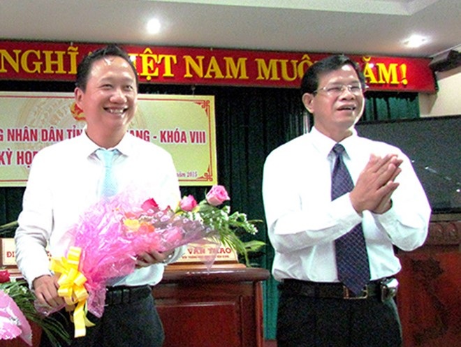 “Người tiền nhiệm” nói gì về thông tin giới thiệu ông Trịnh Xuân Thanh về Hậu Giang? - 2
Bí thư Tỉnh ủy Hậu Giang Huỳnh Minh Chắc tặng hoa chúc mừng Phó Chủ tịch tỉnh Trịnh Xuân Thanh khi ông này được thuyên chuyển về địa phương năm 2015 (ảnh: Cổng TTĐT tỉnh Hậu Giang).